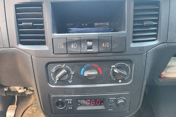 Used Wuling Zhiguang Small Truck 2023 1.5L Single-Row LAR Audio And AC Panel
