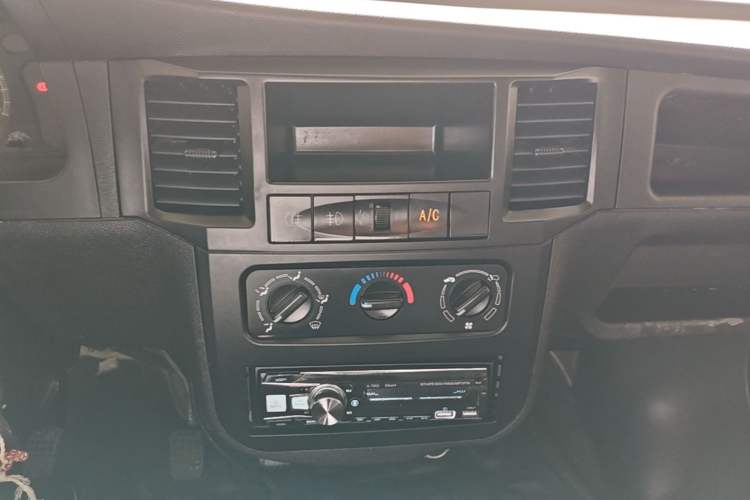 Used Wuling Zhiguang Small Truck 2023 1.5L Double-Cab LAR Audio And AC Panel