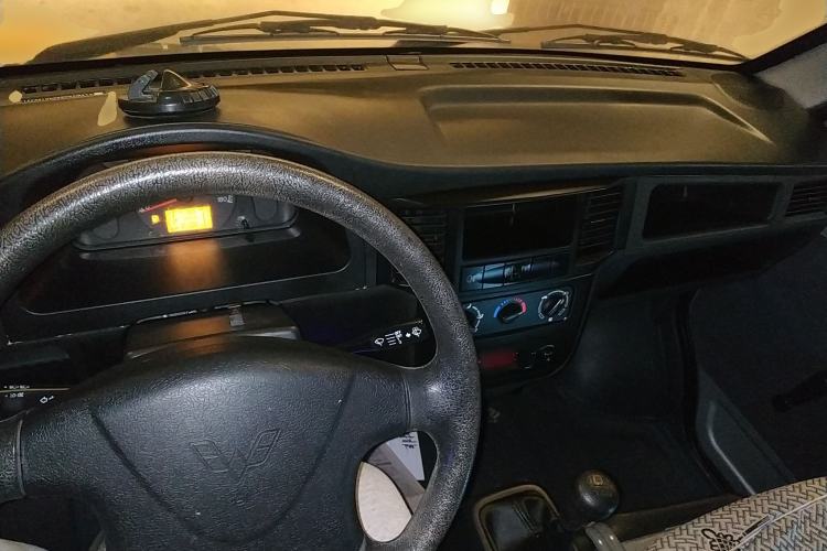 Used Wuling Zhiguang Small Truck 2023 1.5L Single-Row LAR Center Console