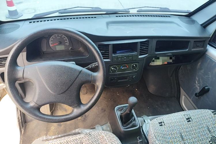 Used Wuling Zhiguang Small Truck 2023 1.5L Single-Row LAR Center Console