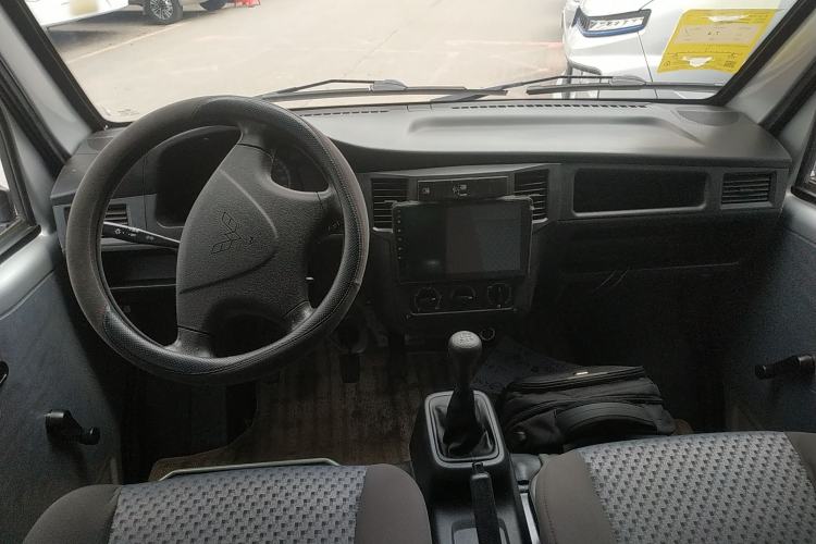 Used Wuling Zhiguang Small Truck 2023 1.5L Double-Cab LAR Center Console