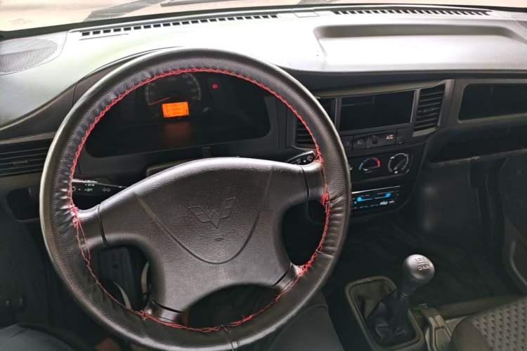 Used Wuling Zhiguang Small Truck 2023 1.5L Double-Cab LAR Center Console