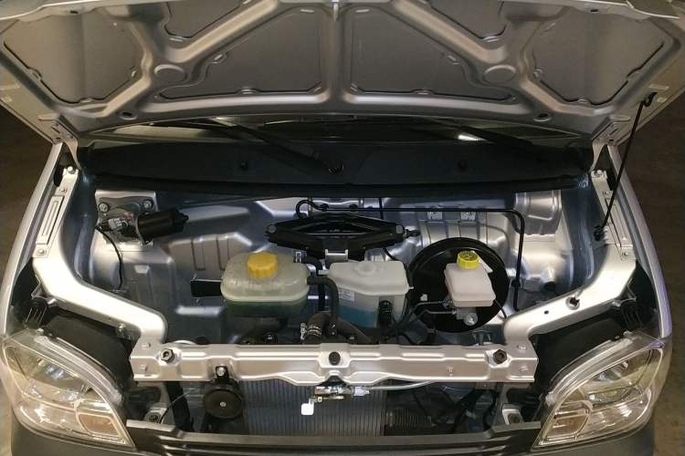 Used Wuling Zhiguang Small Truck 2023 1.5L Single-Row LAR Engine Bay