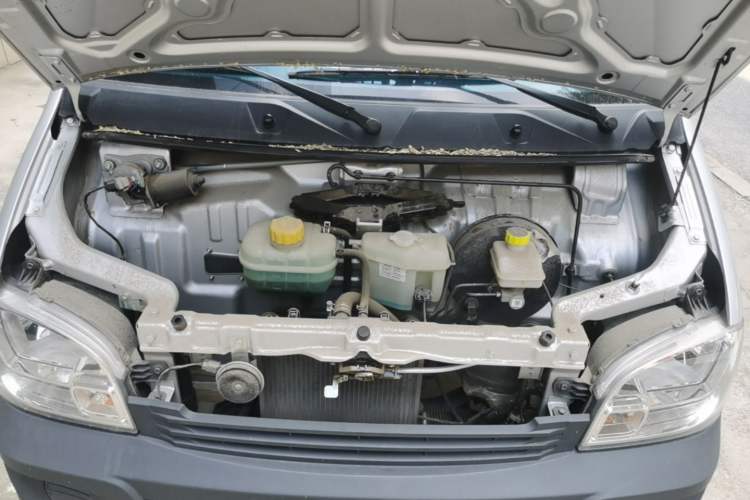 Used Wuling Zhiguang Small Truck 2023 1.5L Double-Cab LAR Engine Bay