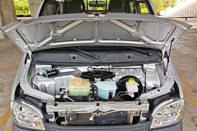 Used Wuling Zhiguang Small Truck 2023 1.5L Double-Cab LAR Engine Bay