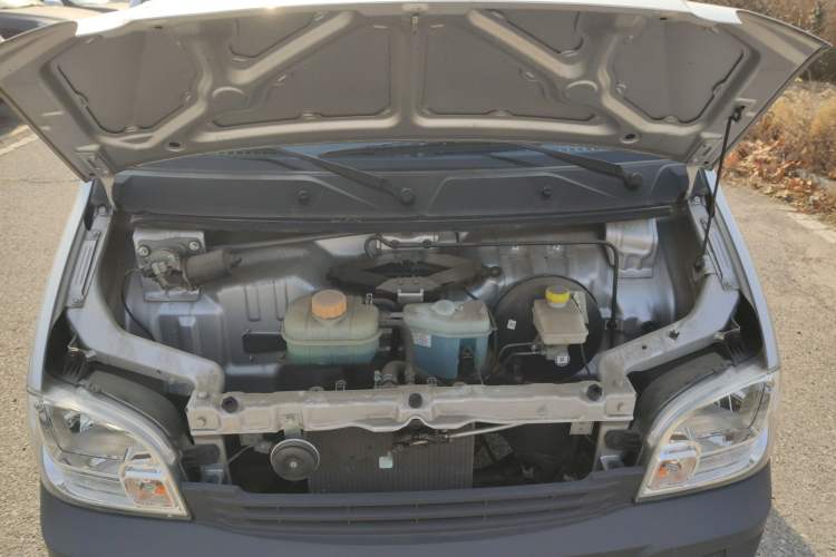 Used Wuling Zhiguang Small Truck 2023 1.5L Double-Cab LAR Engine Bay
