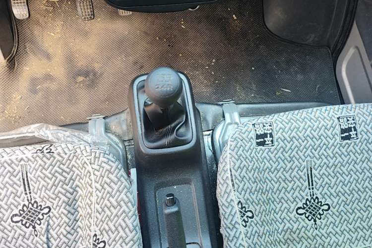 Used Wuling Zhiguang Small Truck 2023 1.5L Single-Row LAR Gear Lever