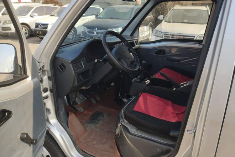 Used Wuling Zhiguang Small Truck 2023 1.5L Double-Cab LAR Interior 3