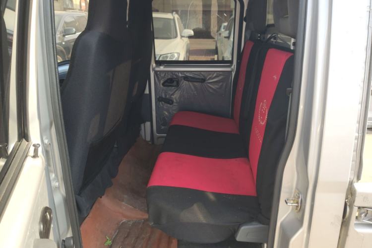 Used Wuling Zhiguang Small Truck 2023 1.5L Double-Cab LAR Interior 4