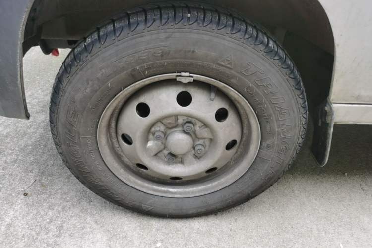 Used Wuling Zhiguang Small Truck 2023 1.5L Double-Cab LAR Left Front Wheel Hub