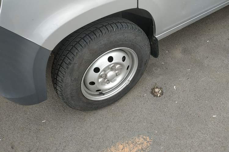 Used Wuling Zhiguang Small Truck 2023 1.5L Double-Cab LAR Left Front Wheel Hub