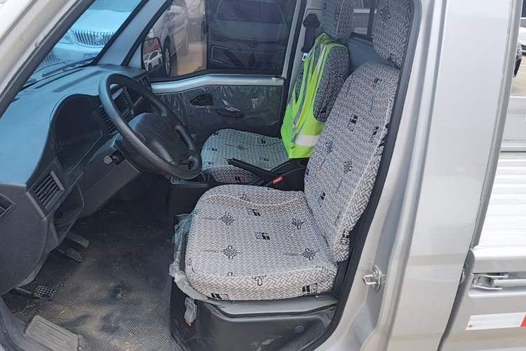 Used Wuling Zhiguang Small Truck 2023 1.5L Single-Row LAR Left Rear Seat