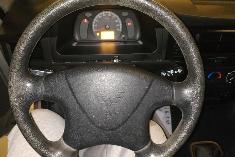 Used Wuling Zhiguang Small Truck 2023 1.5L Single-Row LAR Steering Wheel