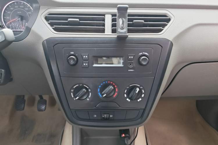 Used Wuling Zhiguang V 2017 1.2L Base Version LMH Audio And AC Panel
