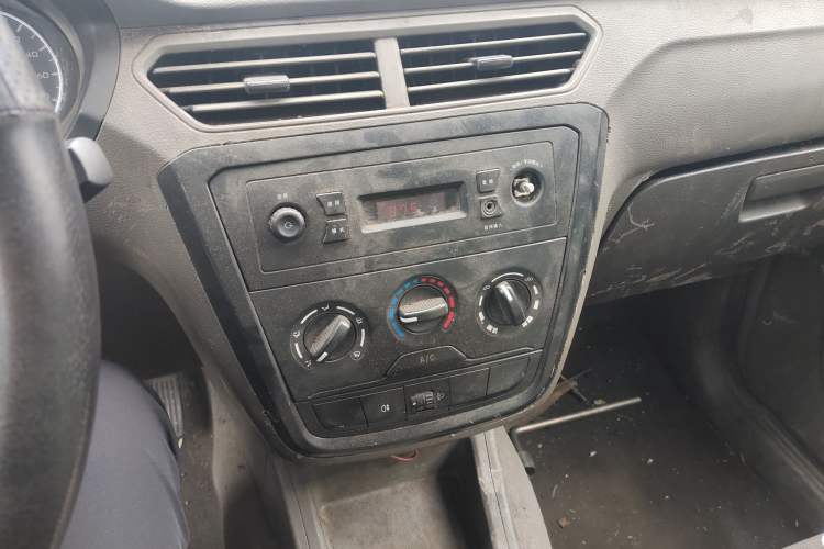Used Wuling Zhiguang V 2017 1.2L Base Version LMH Audio And AC Panel
