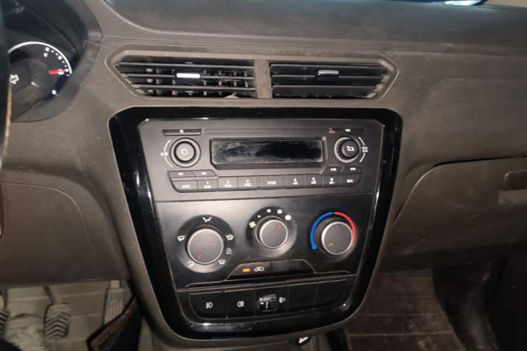 Used Wuling Zhiguang V 2017 1.2L Standard II LMH Audio And AC Panel