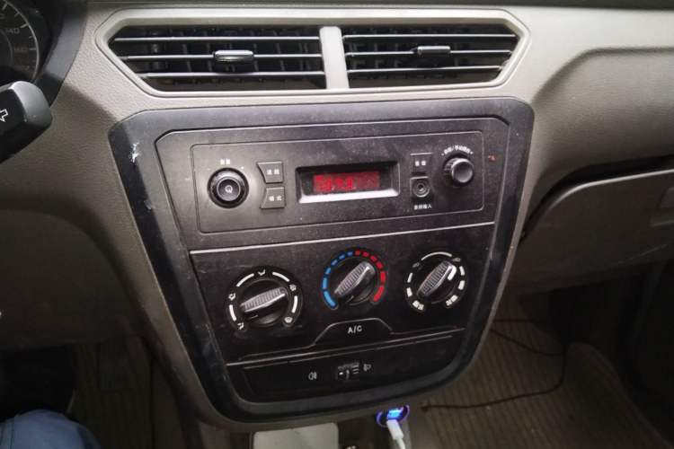 Used Wuling Zhiguang V 2017 1.2L Base Version LMH Audio And AC Panel