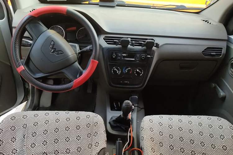 Used Wuling Zhiguang V 2017 1.2L Base Version LMH Center Console