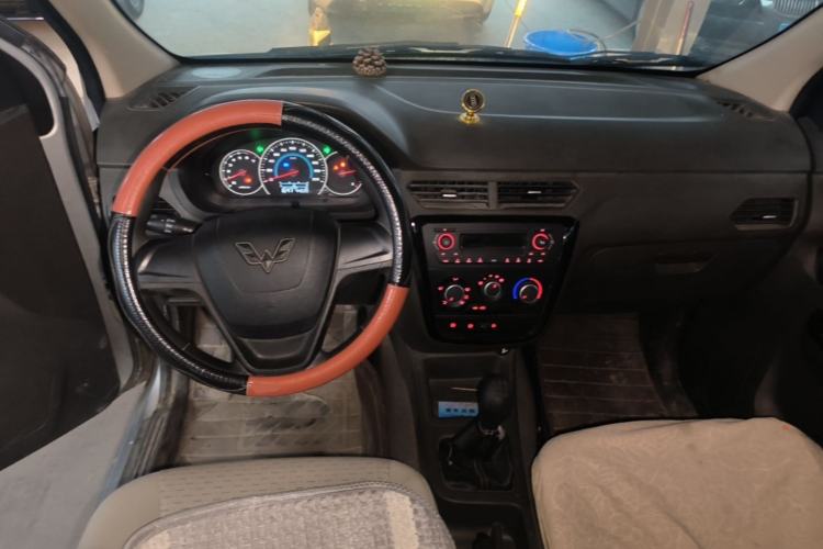 Used Wuling Zhiguang V 2017 1.2L Standard II LMH Center Console