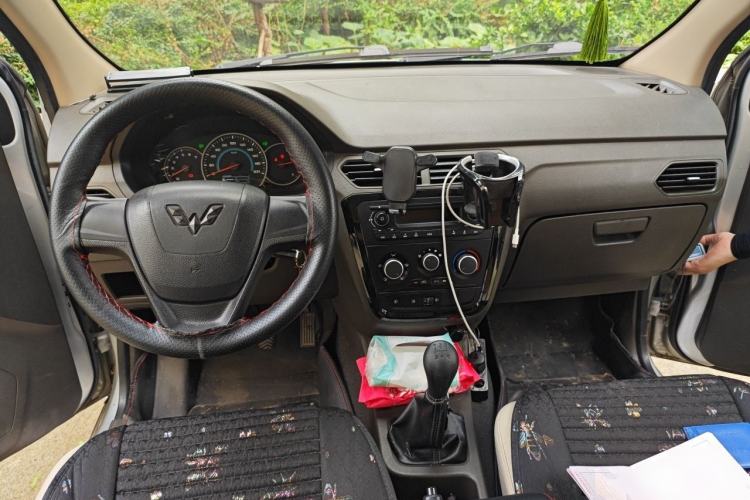 Used Wuling Zhiguang V 2017 1.2L Standard Version I LMH Center Console
