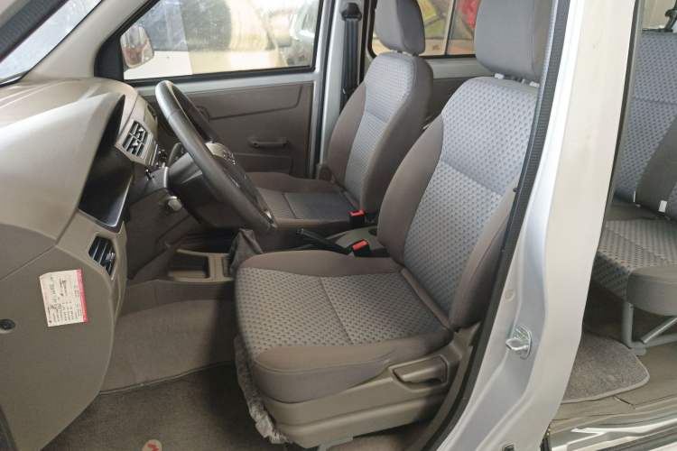 Used Wuling Zhiguang V 2017 1.2L Base Version LMH Interior 2