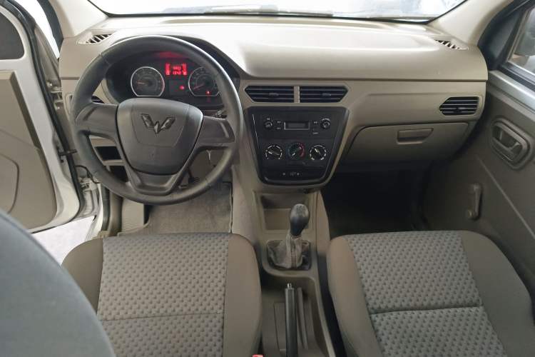 Used Wuling Zhiguang V 2017 1.2L Base Version LMH Interior 3