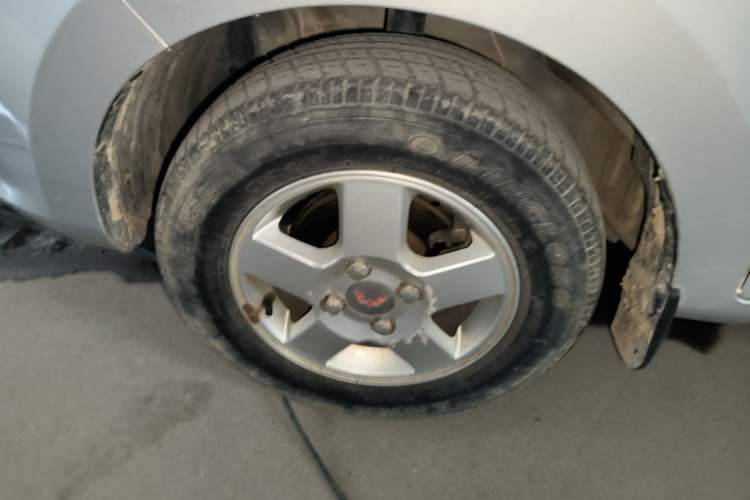 Used Wuling Zhiguang V 2017 1.2L Standard II LMH Left Front Wheel Hub