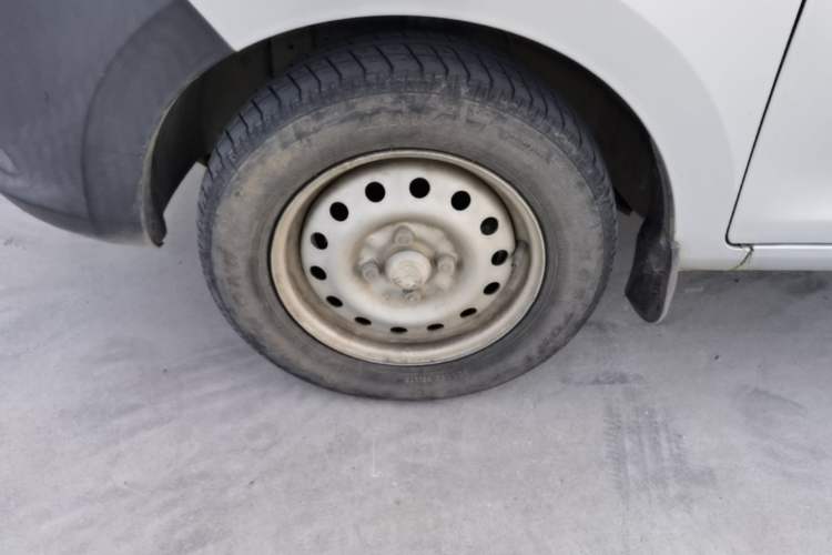 Used Wuling Zhiguang V 2017 1.2L Base Version LMH Left Front Wheel Hub