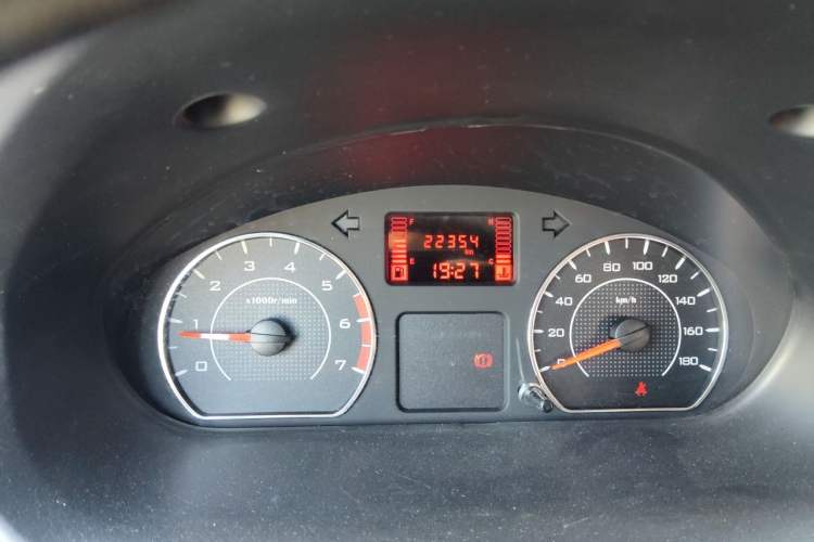 Used Wuling Zhiguang V 2017 1.2L Base Version LMH Odometer Close Up