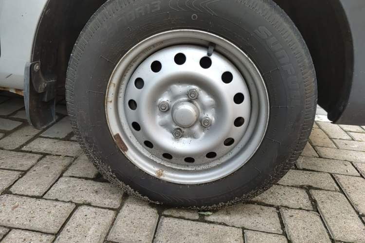 Used Wuling Zhiguang V 2017 1.2L Base Version LMH Right Front Wheel Hub