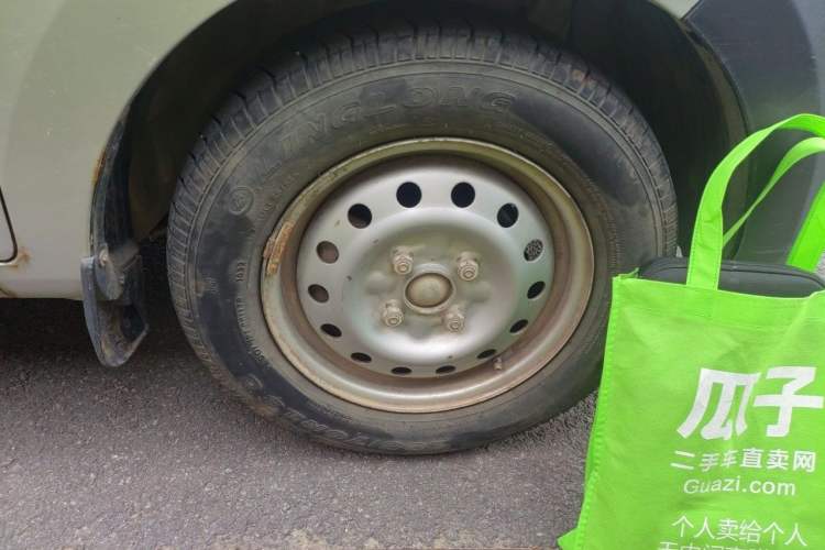 Used Wuling Zhiguang V 2017 1.2L Base Version LMH Right Front Wheel Hub