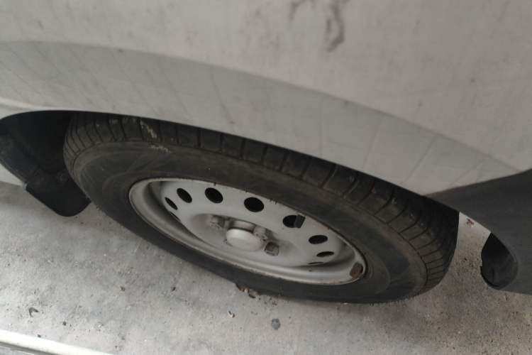 Used Wuling Zhiguang V 2017 1.2L Base Version LMH Right Front Wheel Hub