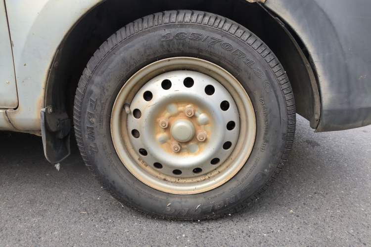 Used Wuling Zhiguang V 2017 1.2L Base Version LMH Right Front Wheel Hub