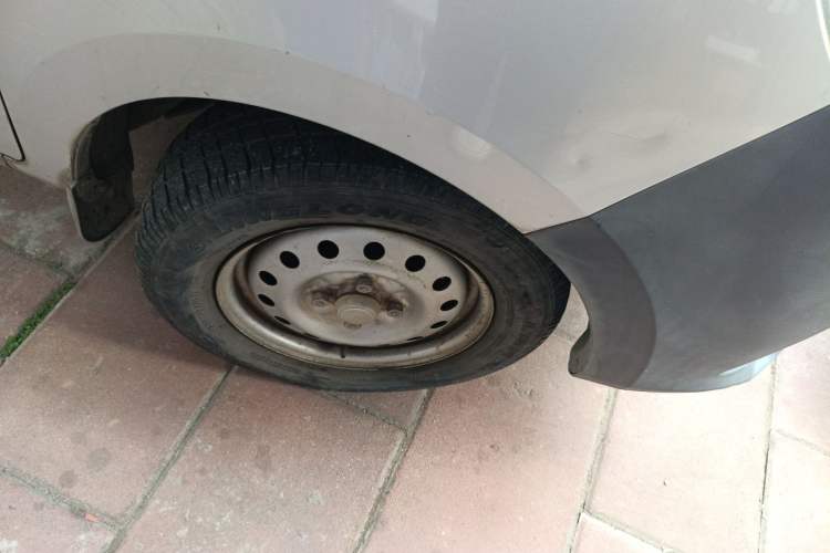 Used Wuling Zhiguang V 2017 1.2L Base Version LMH Right Front Wheel Hub