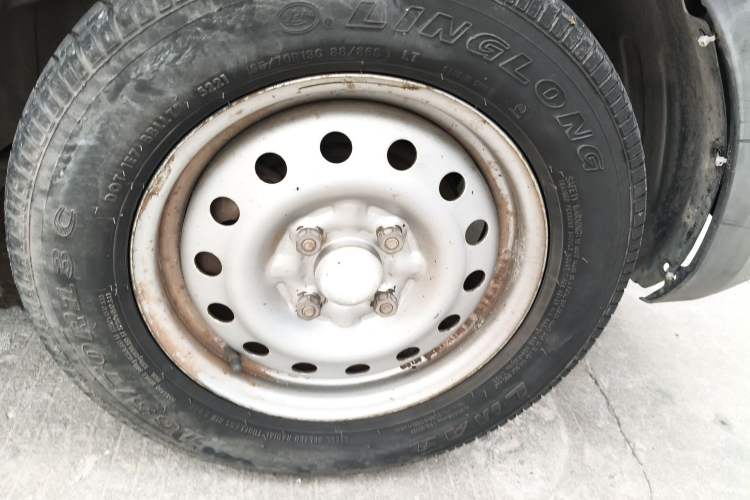 Used Wuling Zhiguang V 2017 1.2L Base Version LMH Right Front Wheel Hub