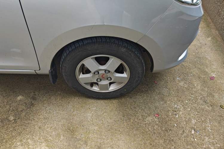 Used Wuling Zhiguang V 2017 1.2L Standard Version I LMH Right Front Wheel Hub