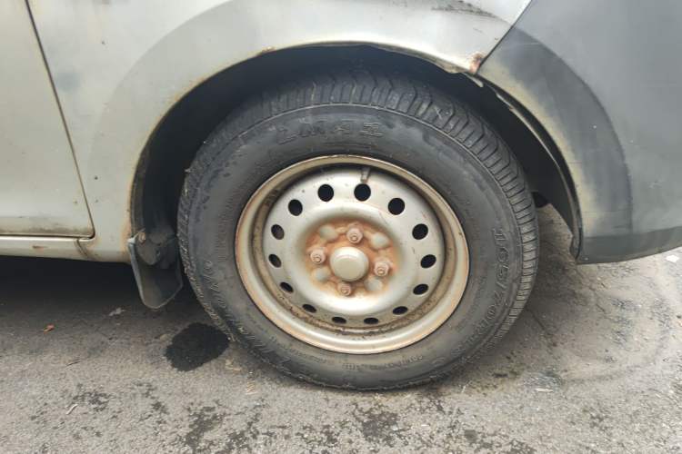 Used Wuling Zhiguang V 2017 1.2L Base Version LMH Right Front Wheel Hub