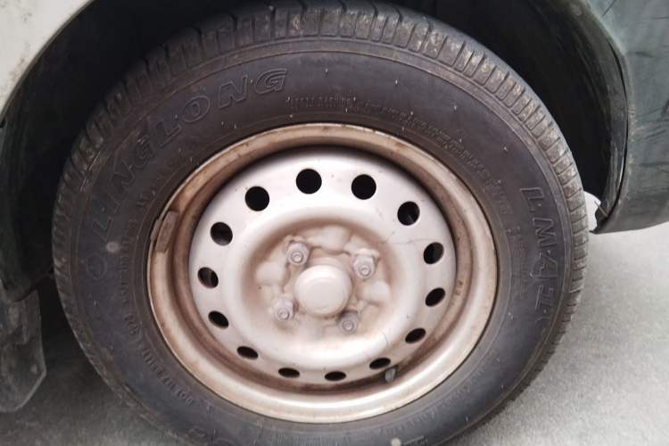 Used Wuling Zhiguang V 2017 1.2L Base Version LMH Right Front Wheel Hub