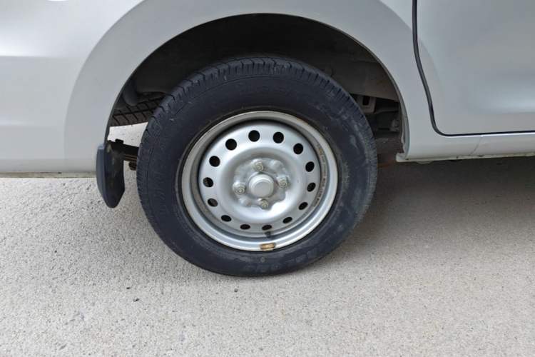 Used Wuling Zhiguang V 2017 1.2L Base Version LMH Right Rear Wheel Hub