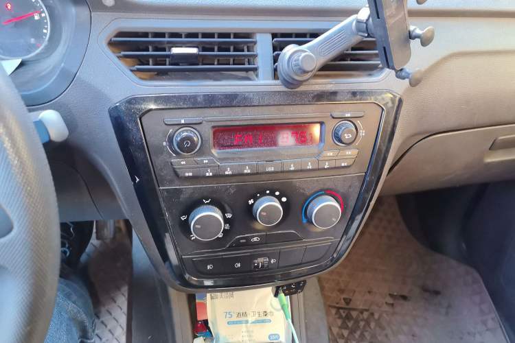 Used Wuling Zhiguang V 2018 1.2L Standard Model LMH Audio And AC Panel