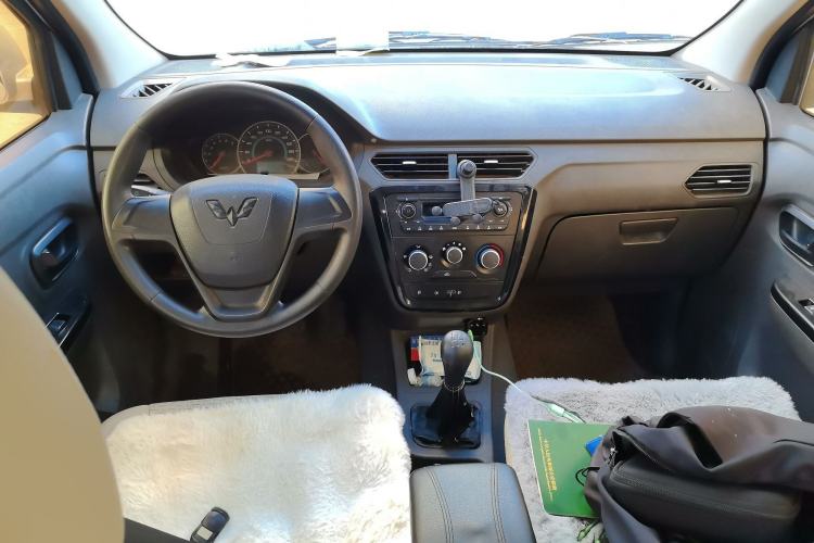 Used Wuling Zhiguang V 2018 1.2L Standard Model LMH Center Console