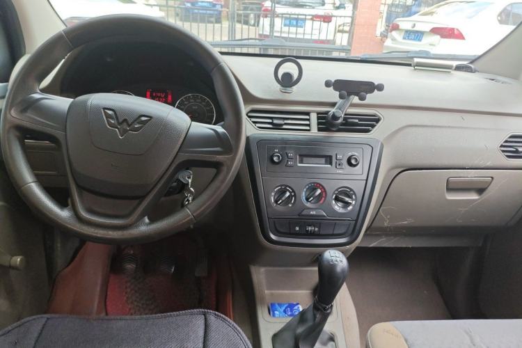 Used Wuling Zhiguang V 2018 1.2L Practical Model LMH Center Console