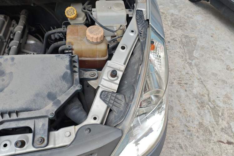 Used Wuling Zhiguang V 2018 1.2L Practical Model LMH Engine Bay Left