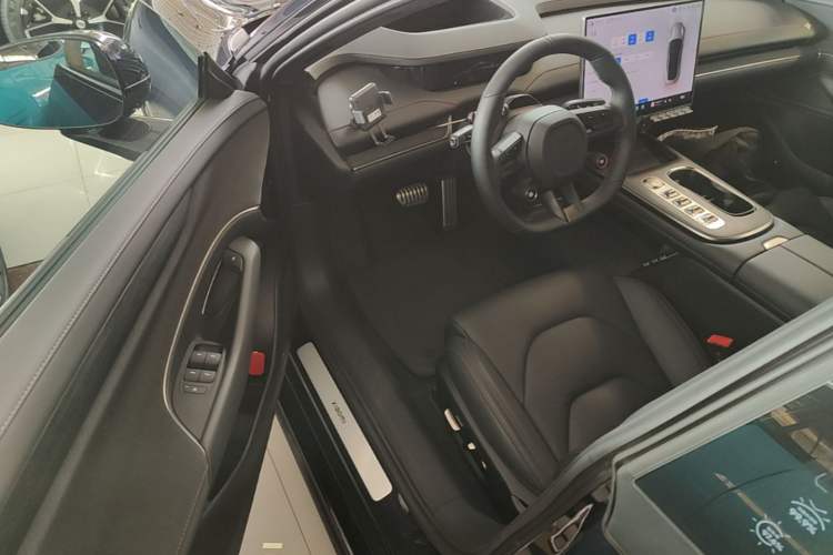 Used Xiaomi Auto SU7 2024 Four-Wheel Drive Ultra-Long Range Advanced Intelligent Driving Max Edition Driver Seat