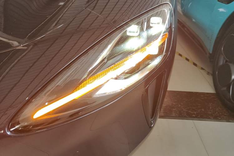 Used Xiaomi Auto SU7 2024 Four-Wheel Drive Ultra-Long Range Advanced Intelligent Driving Max Edition Left Front Headlight