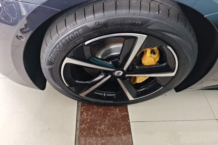 Used Xiaomi Auto SU7 2024 Four-Wheel Drive Ultra-Long Range Advanced Intelligent Driving Max Edition Left Front Wheel Hub