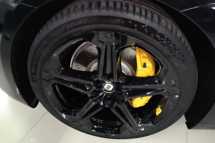 Used Xiaomi Auto SU7 2024 Four-Wheel Drive Ultra-Long Range Advanced Intelligent Driving Max Edition Left Front Wheel Hub