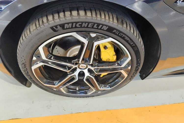 Used Xiaomi Auto SU7 2024 Rear-Drive Ultra-Long Range Advanced Pro-Level Intelligent Driving Version Left Front Wheel Hub