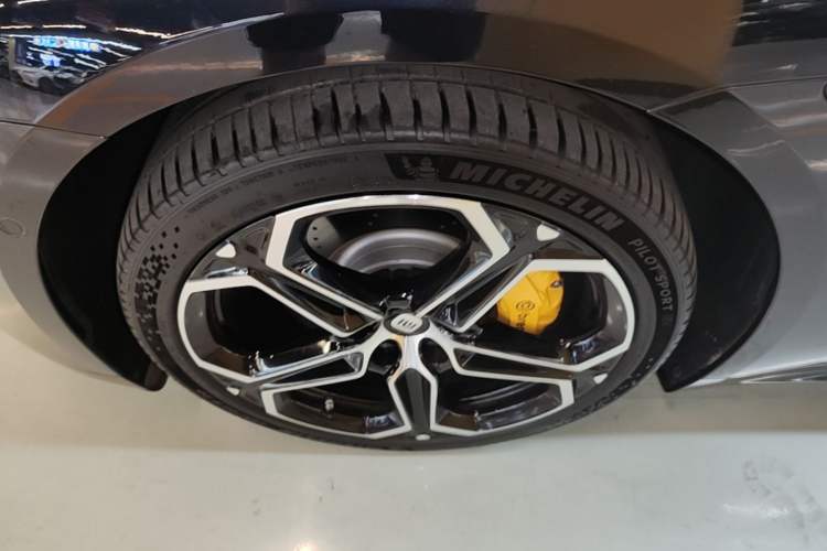 Used Xiaomi Auto SU7 2024 Rear-Drive Ultra-Long Range Advanced Pro-Level Intelligent Driving Version Left Front Wheel Hub