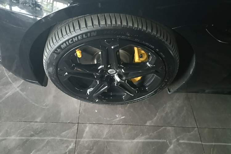 Used Xiaomi Auto SU7 2024 Four-Wheel Drive Ultra-Long Range Advanced Intelligent Driving Max Edition Left Front Wheel Hub